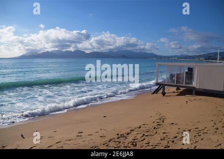 Spiaggia panoramica e vista mare, senza persone, Cannes, Sud della Francia. Foto Stock