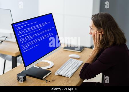 Errore BSOD blu sul computer. Attacco di malware Foto Stock