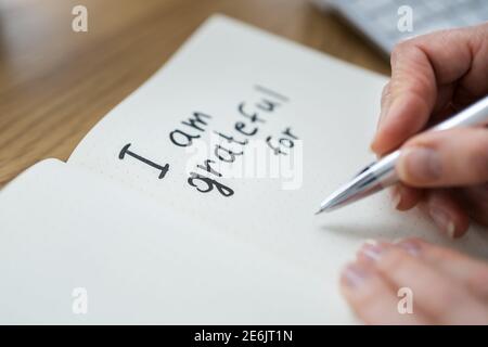 Giornale di gratitudine. Scrittura sono riconoscente concetto Foto Stock