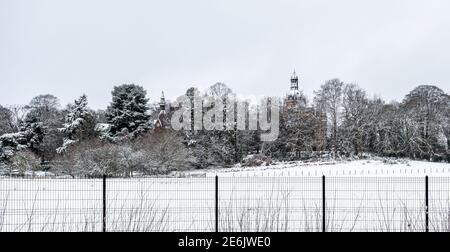 La chiesa di St. Michael's Abbey, un monastero benedettino a Farnborough, Hampshire, Regno Unito, in una giornata invernale di gennaio con neve Foto Stock