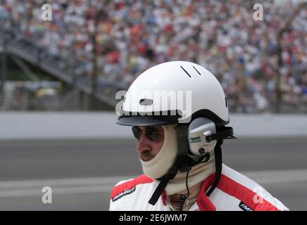 Indy 500 Race Pit Crew membro con casco durante Indy 500 Car Race a Indianapolis, IN. Foto Stock