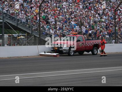 Race Crew Members pulizia detriti dopo Tony Kanaan's Car Crash alla Indy 500 Race di Indianapolis, IN, USA. Foto Stock
