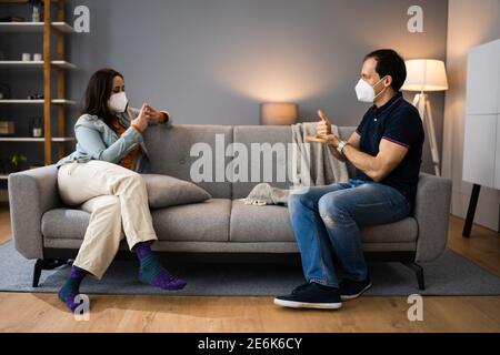 Persone adulte imparare Lingua dei segni sordo in maschera facciale Foto Stock