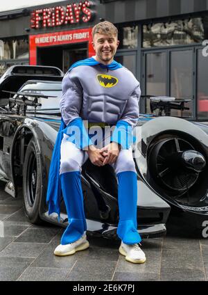 Il presentatore della Capital Breakfast Roman Kemp è stato sorpreso con un giro in un battmobile fuori dagli studi della capitale per il suo ventottesimo compleanno. Roman Kemp era dono Foto Stock