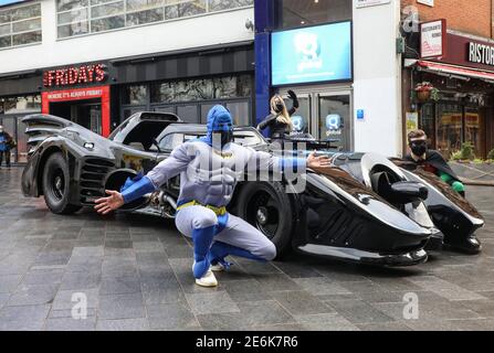 Il presentatore della Capital Breakfast Roman Kemp è stato sorpreso con un giro in un battmobile fuori dagli studi della capitale per il suo ventottesimo compleanno. Roman Kemp era dono Foto Stock