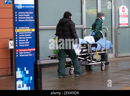 Londra, Regno Unito. 29 gennaio 2021. Pazienti che arrivano al Royal London Hospital di Whitechapel. L'NHS è sotto intensa pressione con la pandemia di Coronavirus e il solito aumento delle ammissioni durante i mesi invernali. Credit: Mark Thomas/Alamy Live News Foto Stock