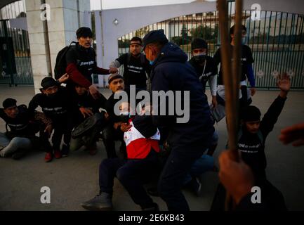 Kathmandu, Nepal. 29 gennaio 2021. I quadri affiliati al principale partito del Congresso Nepalese dell'opposizione hanno organizzato una protesta davanti al Parlamento federale contro la mossa del primo ministro KP Sharma oli di sciogliere il Parlamento e le prossime elezioni di medio termine che si terranno tra aprile e maggio 2021 a Kathmandu, Nepal venerdì 29 gennaio 2021. Credit: Skanda Gautam/ZUMA Wire/Alamy Live News Foto Stock