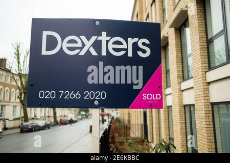 Londra- Dexters Estate Agent 'Old' segno fuori urbano edificio di appartamenti Nel nord-ovest di Londra Foto Stock