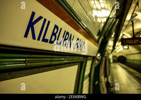 Piattaforma e cartello della stazione della metropolitana di Kilburn Park a Londra. Una stazione nel Nord Ovest di Londra Foto Stock
