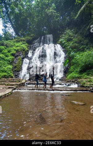 Città di Batu, Indonesia. Novembre 2020. La famiglia sta godendo la freschezza della cascata Watu Lumpang. Genitori e bambini sono in vacanza in fresco Foto Stock