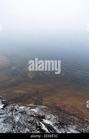 Nebbia fitta sul lago Soddatjorna a Forsand, Norvegia Foto Stock