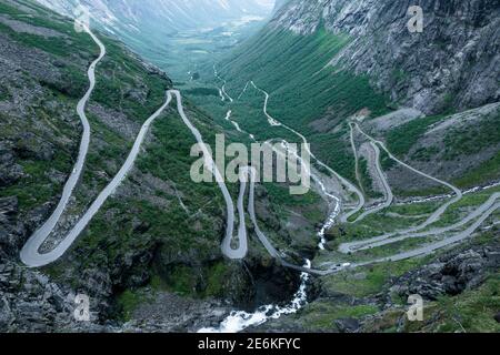 Passo montano di Trollstigen in Norvegia dopo il tramonto Foto Stock