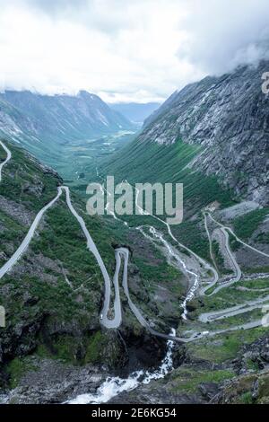 Passo montano di Trollstigen in Norvegia dopo il tramonto Foto Stock