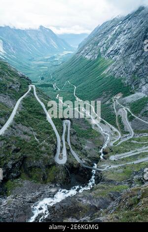 Passo montano di Trollstigen in Norvegia dopo il tramonto Foto Stock