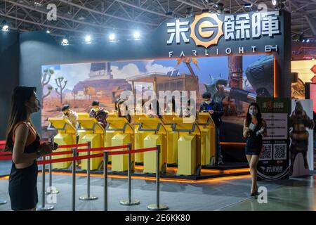 La gente ha visto giocare il video gioco di Farlight 84 durante il Taipei Game Show al Nangang Exhibition Centre di Taipei.Taipei Game Show, tenuto dalla Taipei computer Association (TCA), è l'unica mostra di gioco, che combina la zona B2B e B2C. Dal 2003, attrae tonnellate di giocatori da tutto il mondo grazie ai contenuti speciali e sorprendenti. La ZONA B2B si divide in "B2B ZONE" e "Indie House". Il primo si concentra su sviluppatori di giochi, editori, pagamenti di terze parti e inserzionisti, il secondo raccoglie team indipendenti globali per condividere e commercializzare i loro IP di gioco. Inoltre, LA ZONA B2B ha istituito un b online Foto Stock