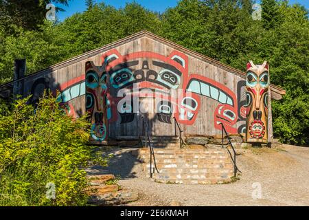 La parte anteriore della Casa del clan di Beaver al villaggio di Saxman vicino a Ketchikan, Alaska. Foto Stock