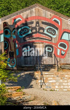 La parte anteriore della Casa del clan di Beaver al villaggio di Saxman vicino a Ketchikan, Alaska. Foto Stock