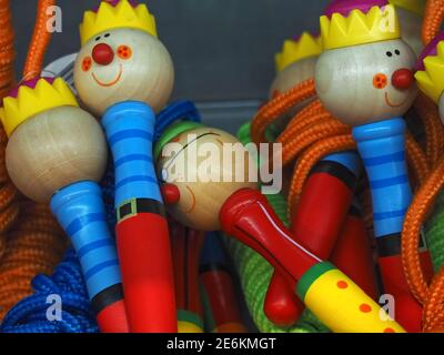 Giocattoli portoghesi di legno per bambini - saltando le corde in un negozio in vendita Foto Stock