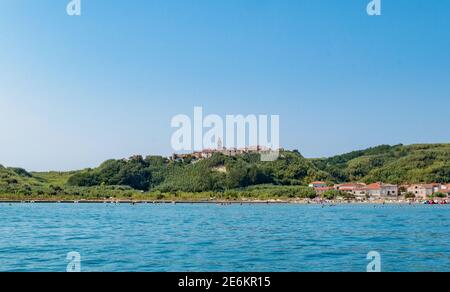 Bellissimo villaggio su isola verde. Mare, spiaggia, estate vicino a Susak, Croazia. Foto Stock