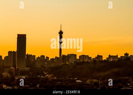 JOHANNESBU, SUDAFRICA - 30 dicembre 2018: Johannesburg, Sudafrica - 16 2012 ottobre: Vista della città di Johannesburg al tramonto da una collina vicina Foto Stock