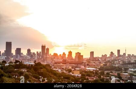 JOHANNESBU, SUDAFRICA - 30 dicembre 2018: Johannesburg, Sudafrica - 16 2012 ottobre: Vista della città di Johannesburg al tramonto da una collina vicina Foto Stock