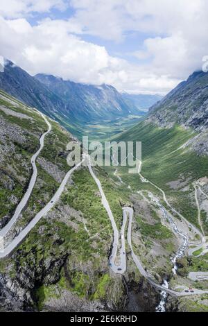 Passo di montagna di Trollstigen dal punto panoramico di Trolls Path in Norvegia Foto Stock