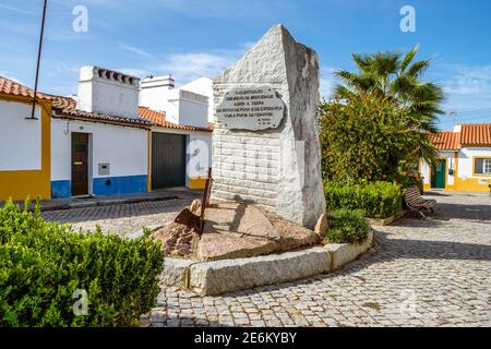 5 ottobre 2020 - Vila Fernando, Portogallo: Piccolo monumento con l'aratro lodando gli agricoltori locali Foto Stock