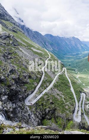 Passo di montagna di Trollstigen dal punto panoramico di Trolls Path in Norvegia Foto Stock