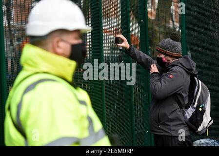 Euston, Londra, Regno Unito. 29 gennaio 2021. HS2 ribellione protesta Euston. Un recinto alto circonda la piazza. Credit: Matthew Chpicle/Alamy Live News Foto Stock