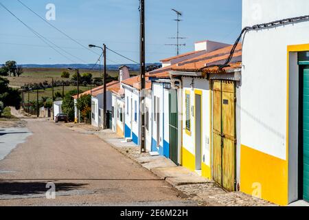 Case tradizionali in un piccolo villaggio rurale chiamato Vila Fernando ad Alentejo, Portogallo Foto Stock