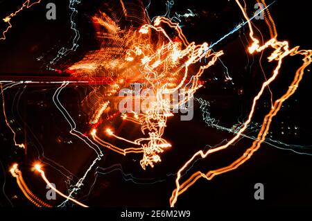 Percorsi di luce multidirezionali ad alta velocità delle luci della città e dei fari per auto sulla strada, autostrada nella città notturna, lunga esposizione, astratto backgr Foto Stock