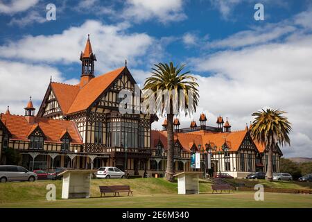 Vista laterale orizzontale del Museo Rotorua façade in una giornata di sole, Rotorua, Isola del Nord, Nuova Zelanda Foto Stock