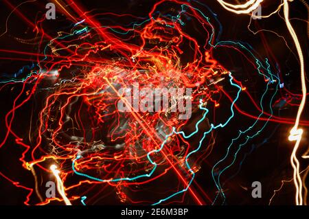 Percorsi di luce multidirezionali ad alta velocità delle luci della città e dei fari per auto sulla strada, autostrada nella città notturna, lunga esposizione, astratto backgr Foto Stock