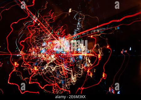 Percorsi di luce multidirezionali ad alta velocità delle luci della città e dei fari per auto sulla strada, autostrada nella città notturna, lunga esposizione, astratto backgr Foto Stock