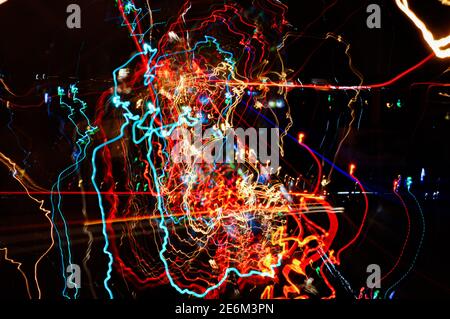 Percorsi di luce multidirezionali ad alta velocità delle luci della città e dei fari per auto sulla strada, autostrada nella città notturna, lunga esposizione, astratto backgr Foto Stock