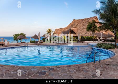 Paesaggio esotico tropicale del mattino con incredibili nuvole Foto Stock