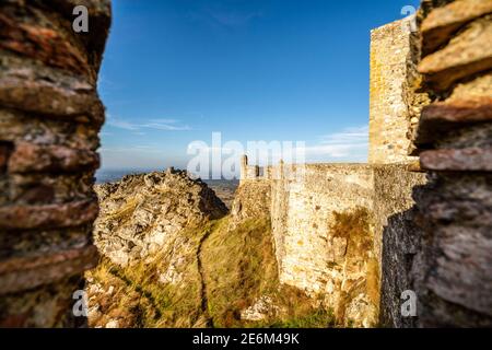 Incredibile castello medievale in cima alla roccia di Marvao, Alentejo, Portogallo Foto Stock