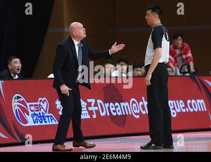 (210129) -- ZHUJI, 29 gennaio 2021 (Xinhua) -- Neven Spahija, capo allenatore degli squali di Shanghai, parla con l'arbitro durante la 36a partita tra gli squali di Shanghai e i combattenti reali di Pechino alla stagione 2020-2021 della lega della Chinese Basketball Association (CBA) a Zhuji, Provincia Zhejiang della Cina orientale, 29 gennaio 2021. (Xinhua/Weng Xinyang) Foto Stock