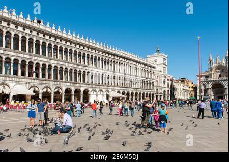 Turisti che visitano Piazza San Marco nella bellissima città di Venezia, Italia. Foto Stock