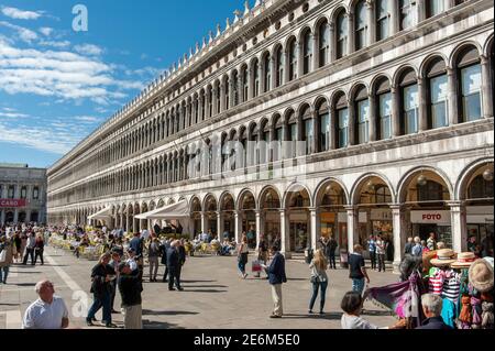 Turisti che visitano Piazza San Marco nella bellissima città di Venezia, Italia. Foto Stock