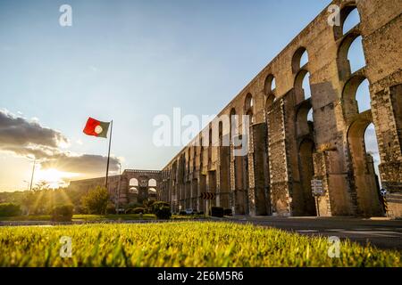 L'incredibile acquedotto di Amoreira ha 843 archi, situato nel cuore di Elvas, Alentejo, Portogallo Foto Stock