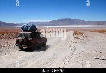 Un veicolo fuoristrada si trova il 15 ottobre 2009 su una pista nell'Altiplano delle Ande sulla strada da San Pedro de Atacama (Cile) a Uyuni, Bolivia. I turisti provenienti da tutto il mondo possono esplorare il parco nazionale "Reserva Nacional de Fauna Andina Eduardo Abaroa" in jeep. Foto: Hauke Schroder | utilizzo in tutto il mondo Foto Stock