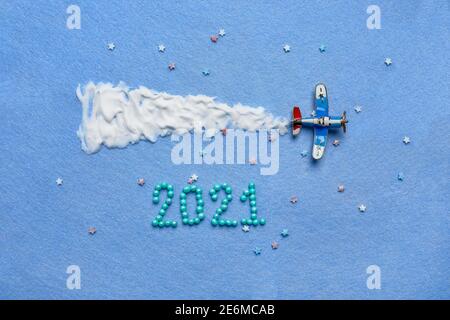 l'aereo per bambini rilascia schiuma su uno sfondo blu classico. Per incontrare il nuovo anno. Foto Stock