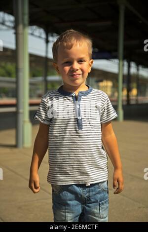 Bambino alla stazione ferroviaria di Torun Glowny a Torun. Polonia Foto Stock