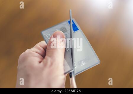 Distruzione irreversibile di una carta di pagamento disattivata tramite taglio forbici Foto Stock