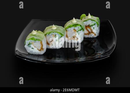 Panini di sushi giapponesi preparati al momento serviti su una pietra nera lastra Foto Stock