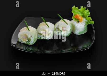 Panini di sushi giapponesi preparati al momento serviti su una pietra nera Panini giapponesi di sushi preparati al momento, serviti su un nero lastra di pietra Foto Stock