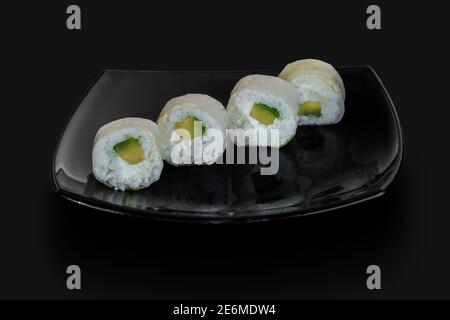 Panini di sushi giapponesi preparati al momento serviti su una pietra nera lastra Foto Stock