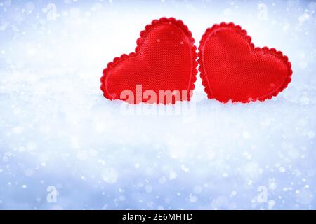 Il cuore rosso si forma sullo sfondo astratto della neve chiara in concetto d'amore per la giornata dei valentini con momento dolce e romantico Foto Stock