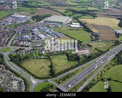 Vista aerea di Barlborough dallo svincolo 30 della M1 Autostrada che guarda ad est verso il magazzino Amazon MAN4 Fulfillment Center Foto Stock
